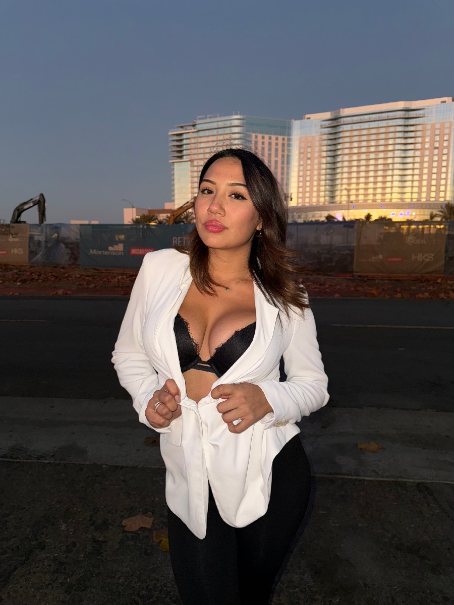 Take a pause and enjoy Ali Cruz — streaming from Cancun