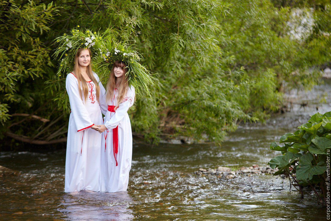 Women in Slavic costumes in Cancun